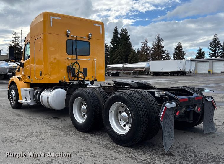 image for item EU8541 2017 Peterbilt 579 semi truck