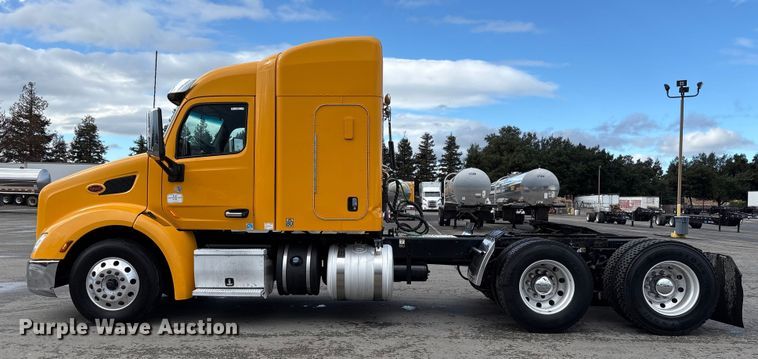 image for item EU8541 2017 Peterbilt 579 semi truck