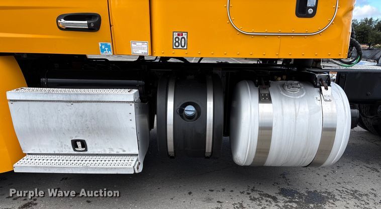 image for item EU8541 2017 Peterbilt 579 semi truck