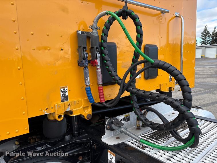 image for item EU8541 2017 Peterbilt 579 semi truck