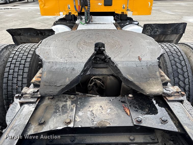 image for item EU8541 2017 Peterbilt 579 semi truck