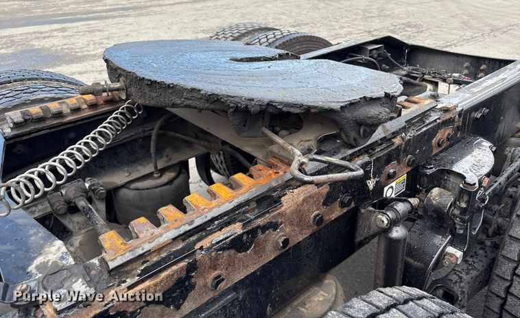 image for item EU8541 2017 Peterbilt 579 semi truck