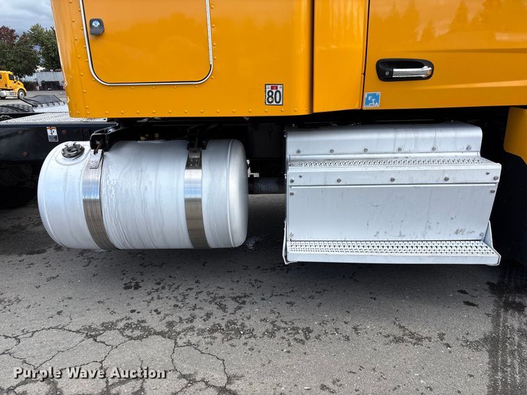 image for item EU8541 2017 Peterbilt 579 semi truck