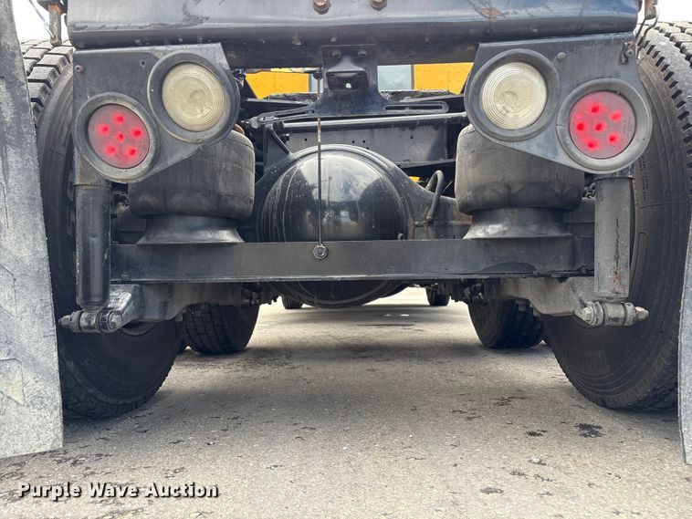 image for item EU8541 2017 Peterbilt 579 semi truck