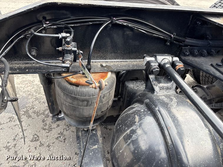 image for item EU8541 2017 Peterbilt 579 semi truck