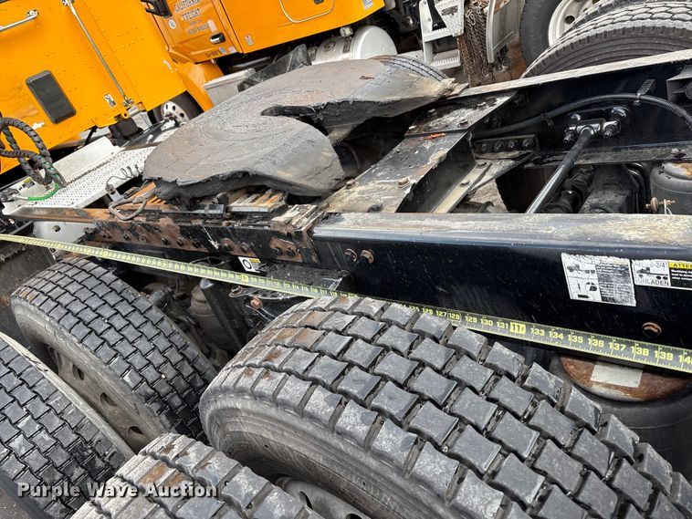 image for item EU8541 2017 Peterbilt 579 semi truck