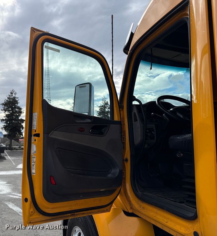 image for item EU8541 2017 Peterbilt 579 semi truck