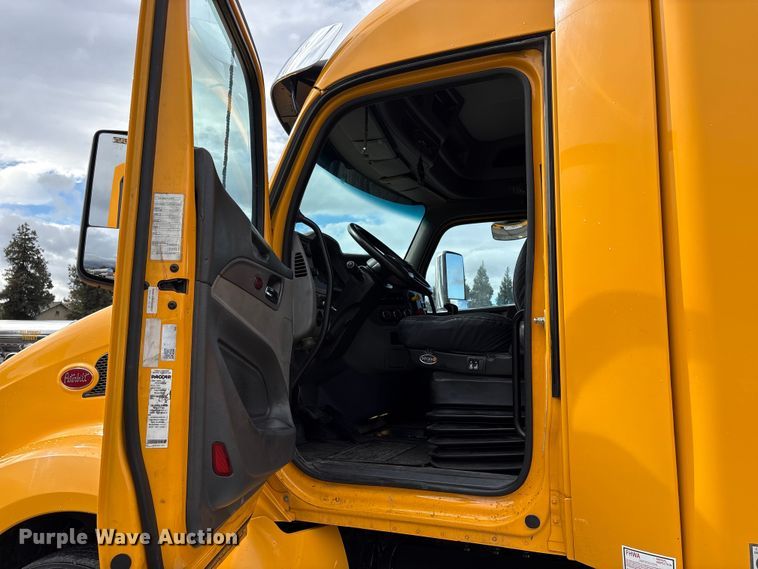 image for item EU8541 2017 Peterbilt 579 semi truck