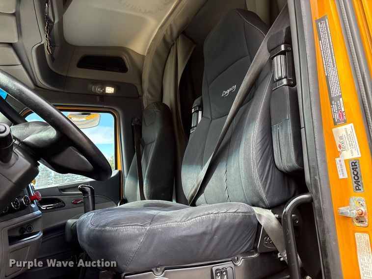 image for item EU8541 2017 Peterbilt 579 semi truck