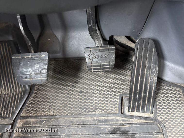 image for item EU8541 2017 Peterbilt 579 semi truck