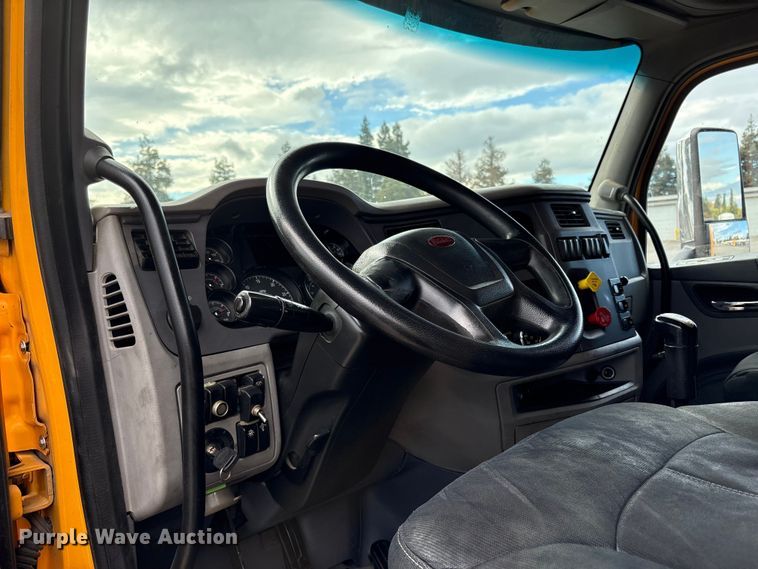 image for item EU8541 2017 Peterbilt 579 semi truck