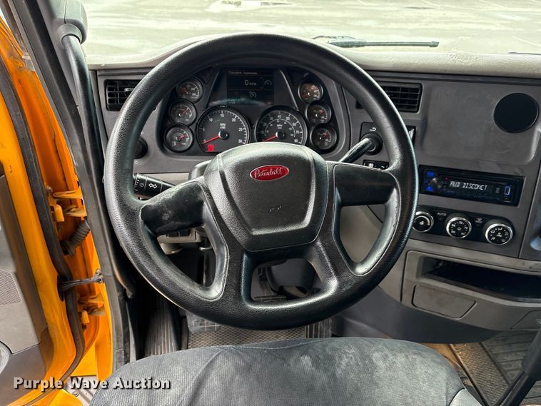 image for item EU8541 2017 Peterbilt 579 semi truck