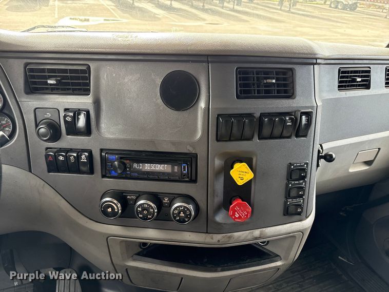 image for item EU8541 2017 Peterbilt 579 semi truck