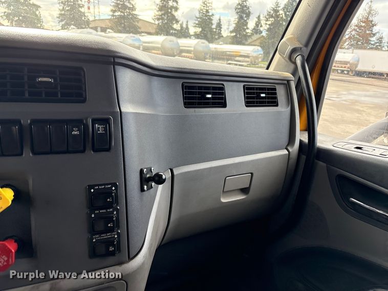 image for item EU8541 2017 Peterbilt 579 semi truck