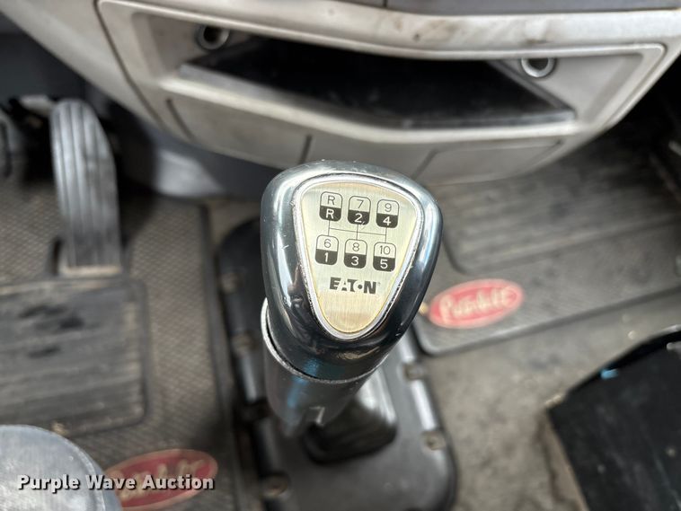 image for item EU8541 2017 Peterbilt 579 semi truck