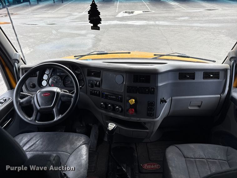 image for item EU8541 2017 Peterbilt 579 semi truck