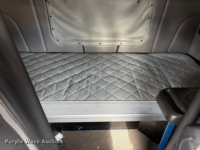 image for item EU8541 2017 Peterbilt 579 semi truck