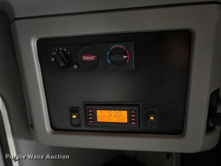 image for item EU8541 2017 Peterbilt 579 semi truck