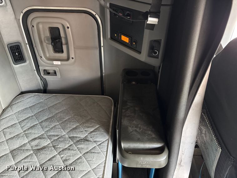 image for item EU8541 2017 Peterbilt 579 semi truck