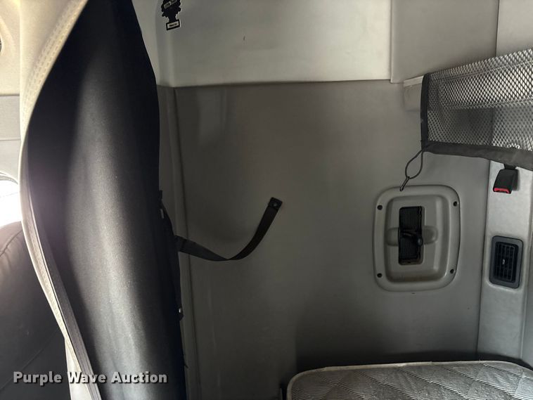 image for item EU8541 2017 Peterbilt 579 semi truck