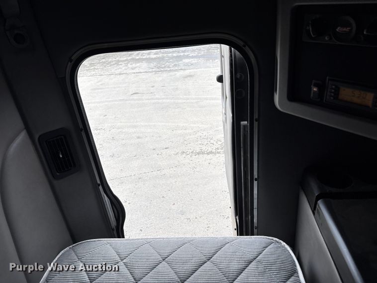 image for item EU8541 2017 Peterbilt 579 semi truck