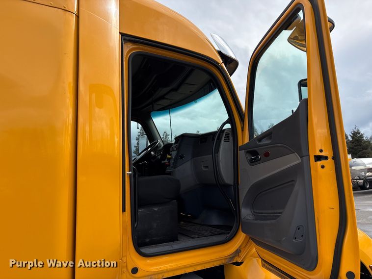 image for item EU8541 2017 Peterbilt 579 semi truck