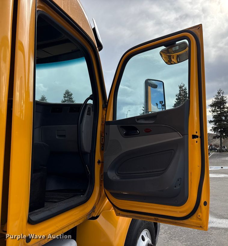 image for item EU8541 2017 Peterbilt 579 semi truck