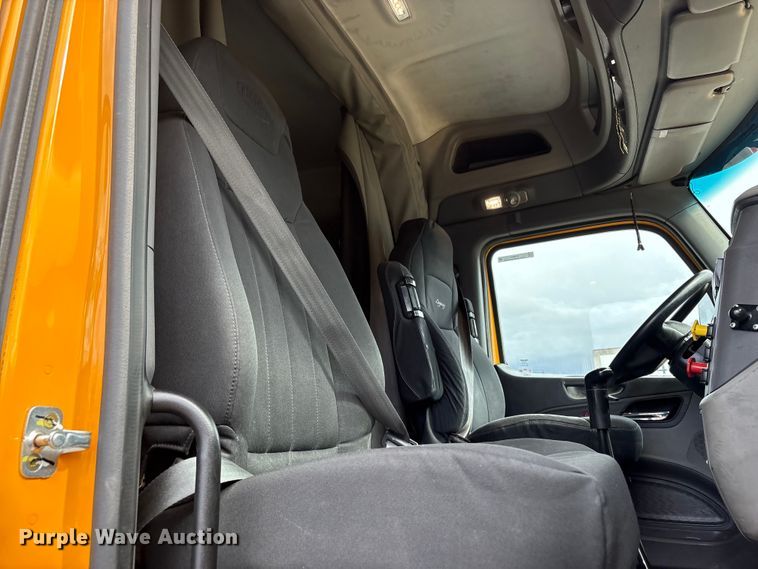 image for item EU8541 2017 Peterbilt 579 semi truck