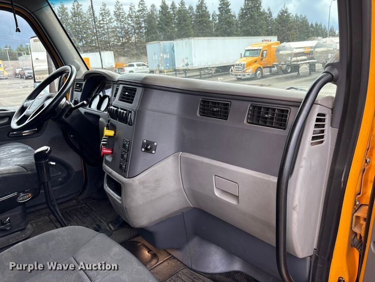 image for item EU8541 2017 Peterbilt 579 semi truck