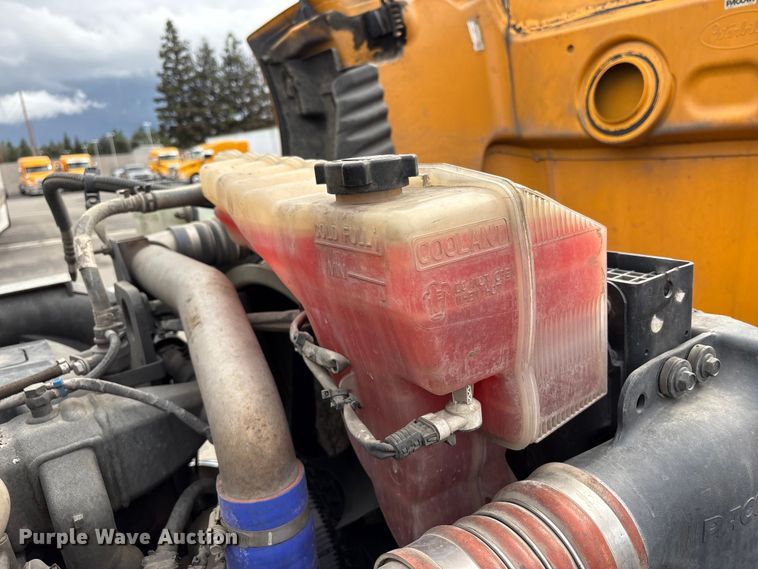 image for item EU8541 2017 Peterbilt 579 semi truck