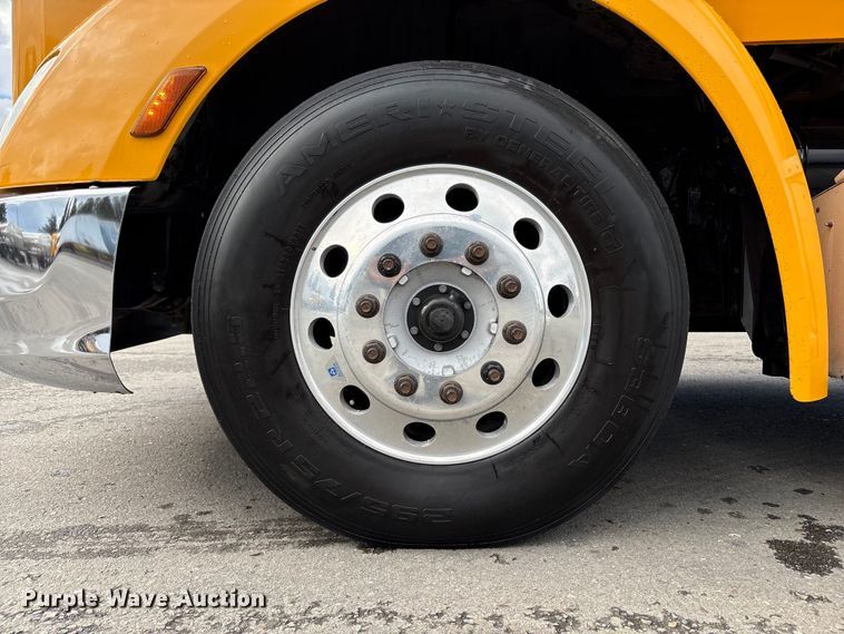 image for item EU8541 2017 Peterbilt 579 semi truck