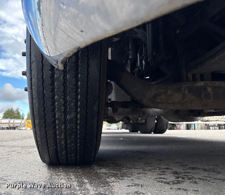 image for item EU8541 2017 Peterbilt 579 semi truck