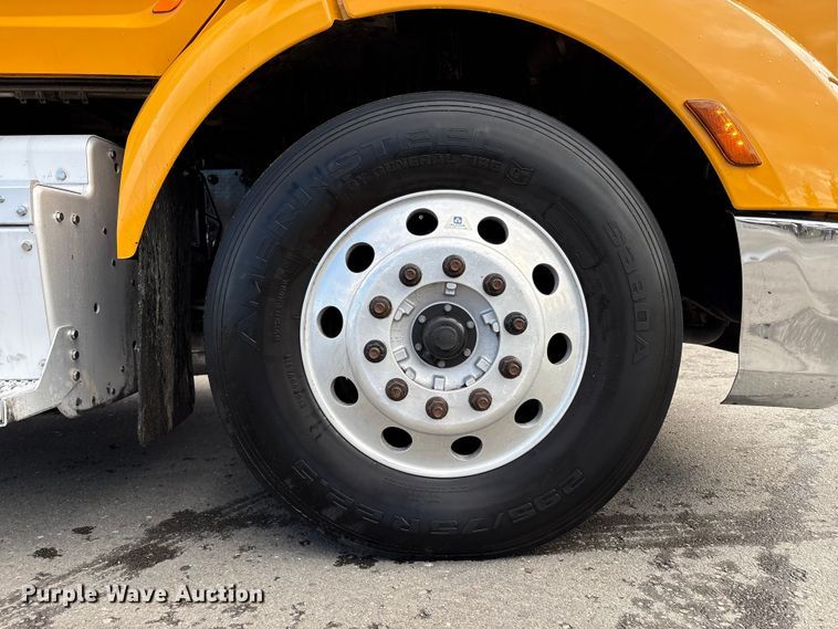 image for item EU8541 2017 Peterbilt 579 semi truck