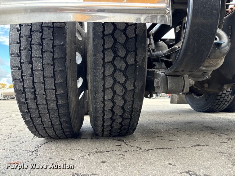 image for item EU8541 2017 Peterbilt 579 semi truck