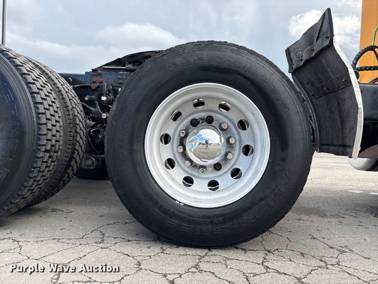 image for item EU8541 2017 Peterbilt 579 semi truck