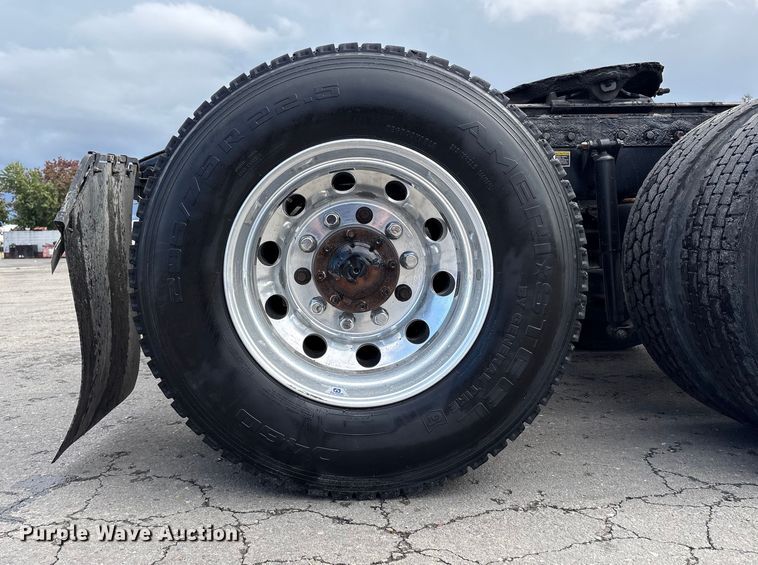 image for item EU8541 2017 Peterbilt 579 semi truck