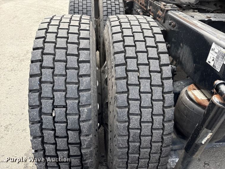 image for item EU8541 2017 Peterbilt 579 semi truck