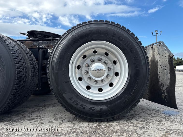 image for item EU8541 2017 Peterbilt 579 semi truck