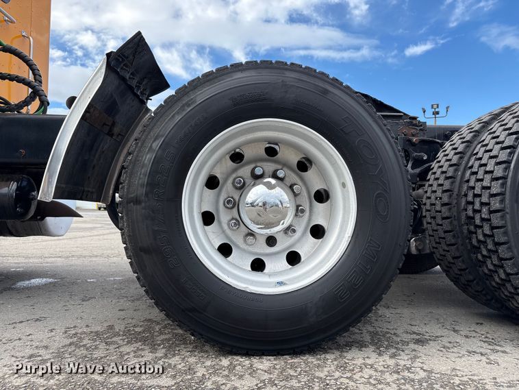 image for item EU8541 2017 Peterbilt 579 semi truck