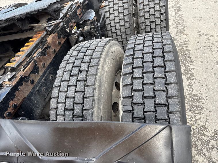 image for item EU8541 2017 Peterbilt 579 semi truck