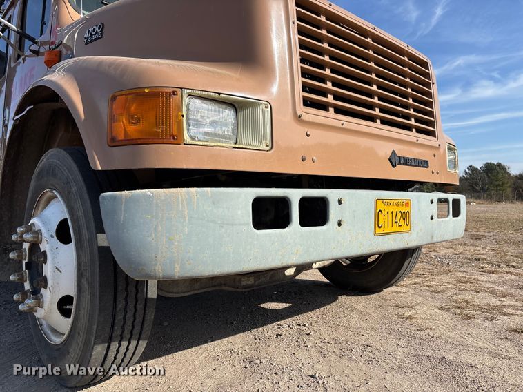 image for item EV3320 1998 International 4700 Low Profile Crew Cab utility / service truck