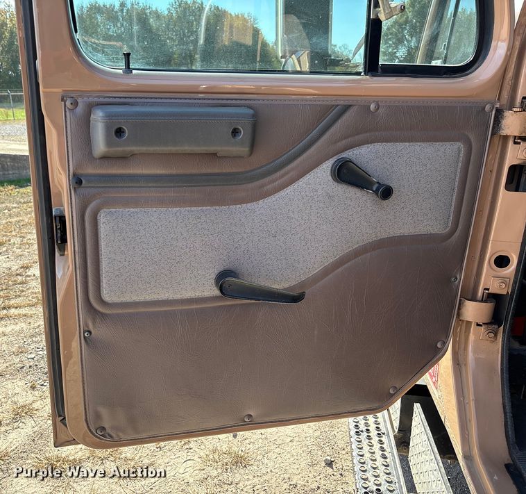 image for item EV3320 1998 International 4700 Low Profile Crew Cab utility / service truck