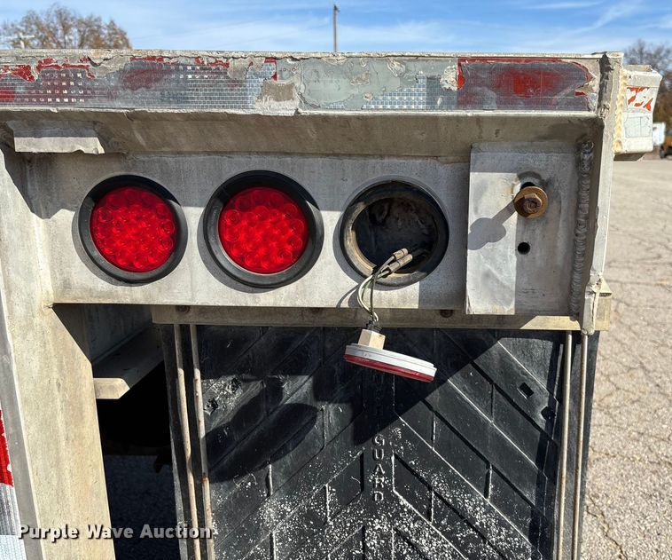 image for item EV3322 1996 Ravens Metal Products 1748A83 flatbed trailer