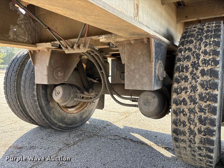 image for item EV3322 1996 Ravens Metal Products 1748A83 flatbed trailer