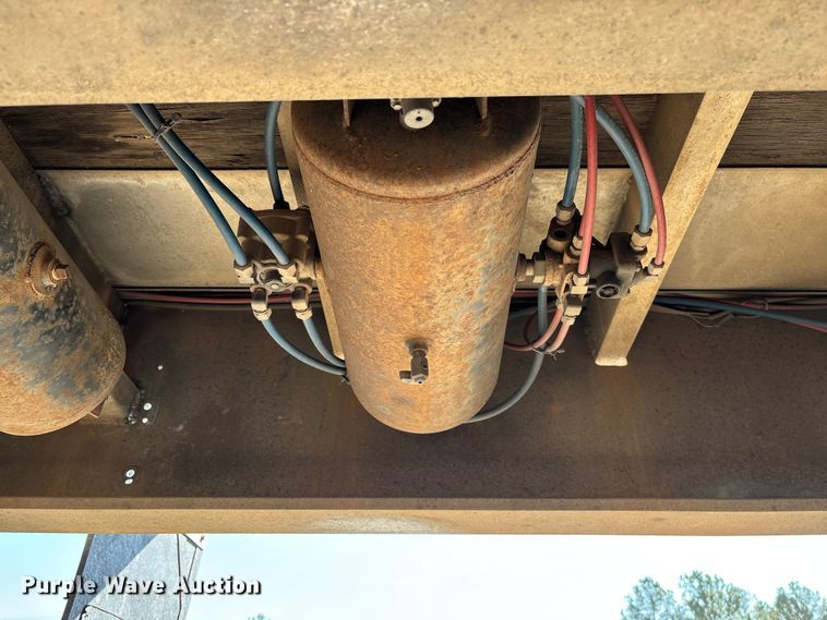 image for item EV3322 1996 Ravens Metal Products 1748A83 flatbed trailer