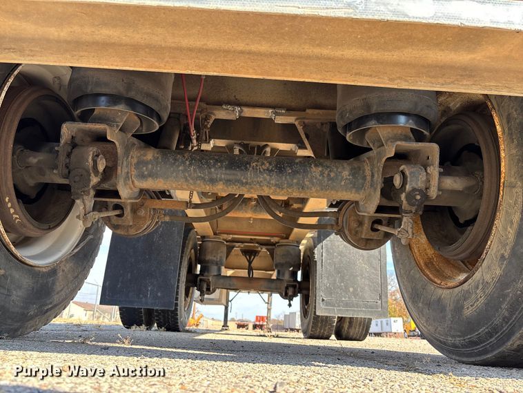 image for item EV3322 1996 Ravens Metal Products 1748A83 flatbed trailer