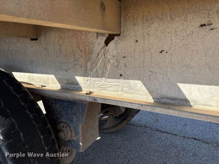 image for item EV3322 1996 Ravens Metal Products 1748A83 flatbed trailer