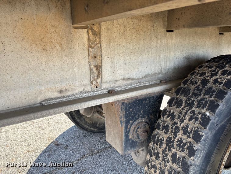 image for item EV3322 1996 Ravens Metal Products 1748A83 flatbed trailer