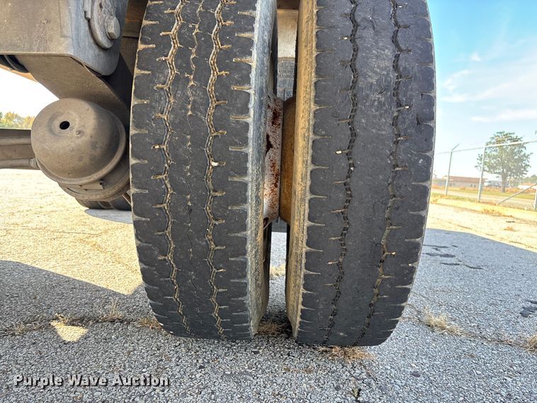 image for item EV3322 1996 Ravens Metal Products 1748A83 flatbed trailer