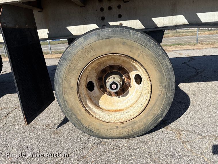 image for item EV3322 1996 Ravens Metal Products 1748A83 flatbed trailer